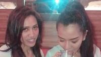 Diam-diam Anggia juga penggemar kopi, ini posenya saat cicip kopi robusta asal Lampung Barat. Foto: Instagram @anggia_chan/Istimewa