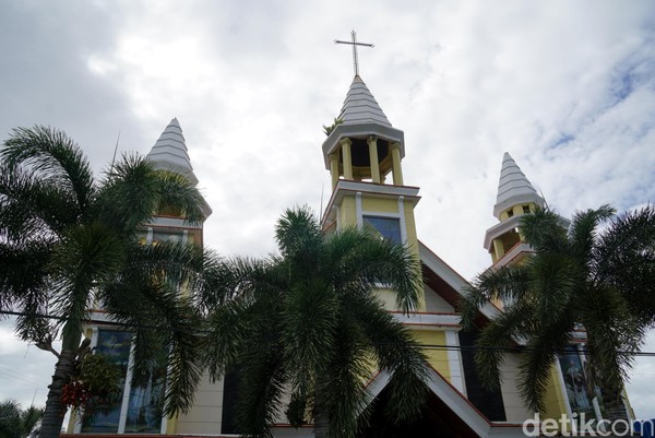 Inilah Gereja PNIEL, gereja pertama dan tertua di Kota Bitung, Sulawesi Utara. Konon, usianya lebih dari 1 abad. (Wahyu/detikTravel) Inilah Gereja PNIEL, gereja pertama dan tertua di Kota Bitung, Sulawesi Utara. Konon, usianya lebih dari 1 abad. (Wahyu/detikTravel)