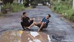 Melihat Pose ABG Cewek di Sumsel Jadi Foto Model di Jalan Rusak