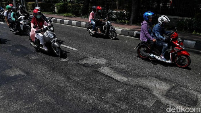 Jalan berlubang terlihat lagi di kawasan Gunung Sahari, Jakarta. Jalan itu sebelumnya sudah diperbaiki namun kembali berlubang dan membahayakan pengguna jalan.