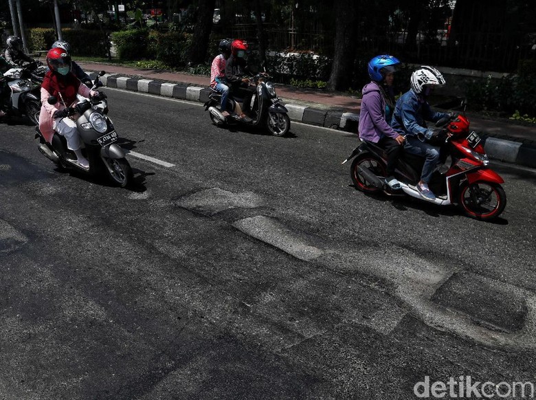 Tambal Sulam Jalan Rusak di Garut Selesai H-7 Lebaran Tambal Sulam Jalan Rusak di Garut Selesai H-7 Lebaran