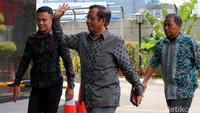 Mantan Ketua Mahkamah Konstitusi (MK) Mahfud MD menyambangi kantor KPK, Jakarta, Rabu (27/2/2019). Beginilah gaya Mahfud MD.