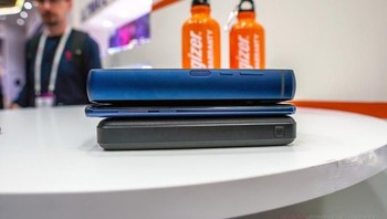 Perbandingan ketebalannya dengan powerbank dan seunit ponsel. (Foto: The Verge)