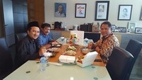 Lagi-lagi makan bersama Ustaz Yusuf Mansur. Sajian tradisional seperti sate hingga sayuran. Foto:Facebook Indra Sjafri