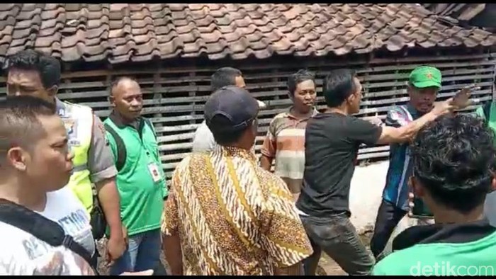 Kedatangan Warga ke Tambang Batu di Mojokerto Berakhir Ricuh