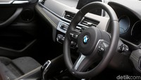 Jok dengan kombinasi bahan Hexagon Mikro/Alcantara Anthracite, dikombinasikan dengan BMW M piping dan jahitan arna kuning yang kontras memperkuat kesan sporty mobil.