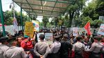 Aksi Pekerja Pelabuhan Paksa Masuk Kementerian BUMN