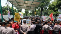 Aksi saling dorong pun tak terelakan antara pendemo dengan petugas keamanan yang berjaga. Foto: dok. JICT