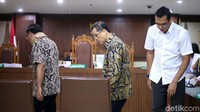 Jaksa menuntut mereka terkait kasus suap pencemaran limbah yang diberikan ke beberapa anggota DPRD Kalimantan Tengah (Kalteng).