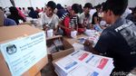 Ratusan Orang Lipat Surat Suara Pemilu di Bogor
