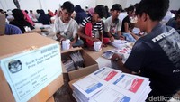 Para relawan melakukan pelipatan surat suara di gudang KPU, Cibinong, Kabupaten Bogor, Jawa Barat.
