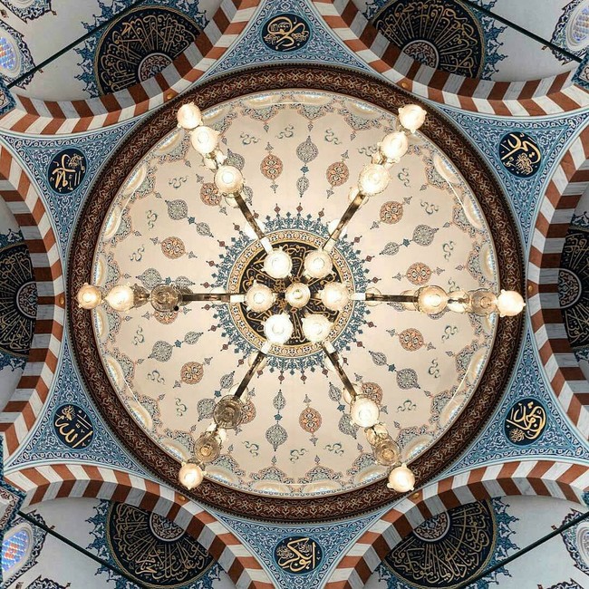 Langit-langit berbentuk kubah begitu tinggi dan dipenuhi desain khas Turki yang memanjakan mata. Foto: Instagram/@tokyocamii