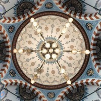 Langit-langit berbentuk kubah begitu tinggi dan dipenuhi desain khas Turki yang memanjakan mata. Foto: Instagram/@tokyocamii