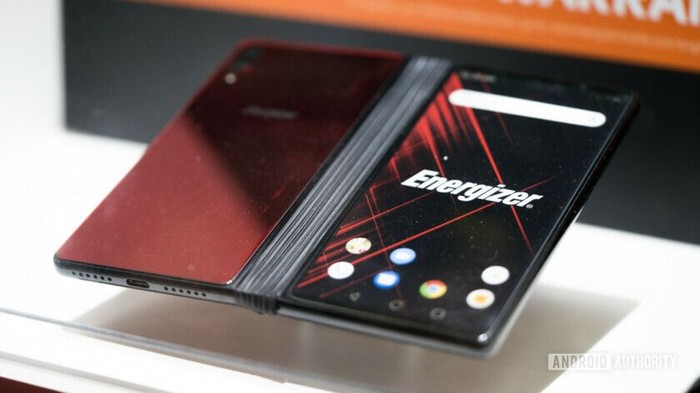 Ponsel layar lipat Energizer Power Max P8100S. Foto: Android Authority Ponsel layar lipat Energizer Power Max P8100S. Foto: Android Authority
