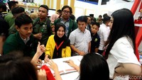 Di setiap stannya, para pengunjung dapat berdiskusi dan bertanya langsung dengan para petugas yang hadir di pameran tersebut.