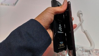 Cara pemasangannya pun sangat mudah. Tinggal disambungkun melalui bagian punggung smartphone yang memang sudah didesain khusus sebelumnya. (Foto: detikINET/Ardhi Suryadhi)