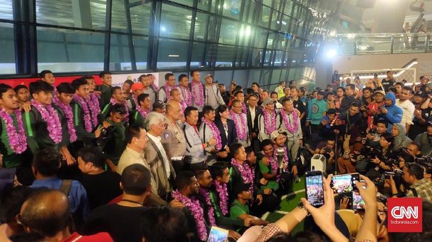 Para penggawa Timnas Indonesia U-22 disambut meriah di Bandara Soekarno-Hatta, Rabu (27/2). (