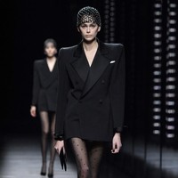 Untuk bawahan, blazer tersebut hanya dipadukan dengan detail polkadot sehingga mempertegas aura seksi sang model. Gaya Kaia lalu disempurnakan dengan headpiece dan clutch tipis berwarna senada, berikut platform heels yang menopang kaki jenjangnya. (Foto: Pascal Le Segretain/Getty Images)