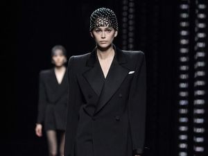 Foto: Seksinya Kaia Gerber Pakai Jas Tanpa Celana di Paris Fashion Week