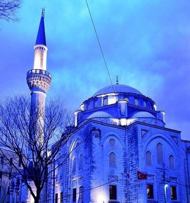 Masjid Tokyo Camii terkenal dengan arsitektur yang sangat indah, dan juga disebut sebagai masjid paling indah di Asia. Tempat ini terbagi menjadi dua lantai. Foto: Instagram/@tokyocamii