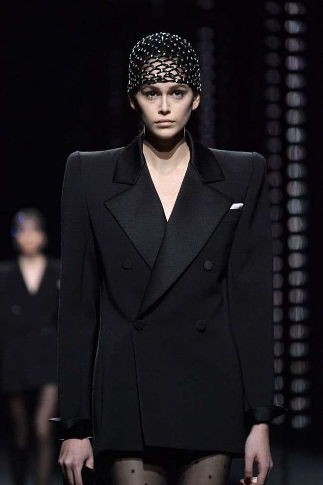 Di peragaan koleksi Fall-Winter 2019/2020 itu, putri Cindy Crawford ini mendapat mandat menampilkan dua look. Salah satunya dress bersiluet jas tuksedo berwarna hitam. (Foto: Pascal Le Segretain/Getty Images)