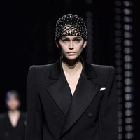 Di peragaan koleksi Fall-Winter 2019/2020 itu, putri Cindy Crawford ini mendapat mandat menampilkan dua look. Salah satunya dress bersiluet jas tuksedo berwarna hitam. (Foto: Pascal Le Segretain/Getty Images)