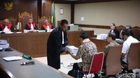 Jaksa meyakini Edy memberi suap kepada empat anggota DPRD Kalteng.