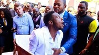 Pendeta Alph Lukau yang memimpin gereja Alleluia Ministries International di Sandton, Afrika Selatan, menjadi pemberitaan global setelah mengklaim bisa menghidupkan orang mati. Hal itu membuatnya diolok-olok publik di media sosial. Foto: Facebook/Alph Lukau via Channel News Asia