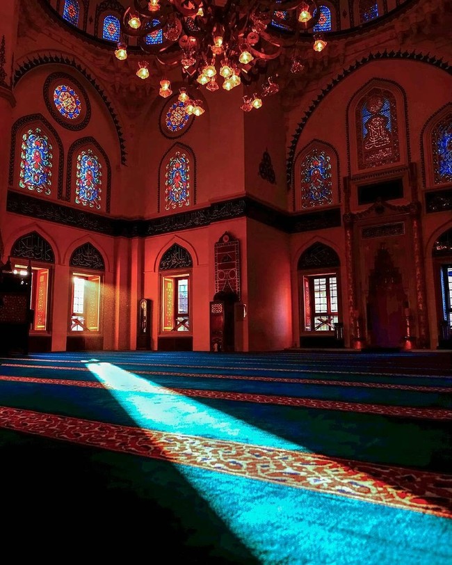 Chandelier besar yang memendarkan cahaya kekuningan membuat bagian dalam masjid ini terlihat semakin indah. Foto: Instagram/@tokyocamii