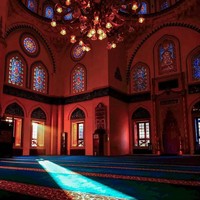 Chandelier besar yang memendarkan cahaya kekuningan membuat bagian dalam masjid ini terlihat semakin indah. Foto: Instagram/@tokyocamii