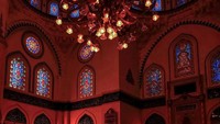 Matahari yang masuk dari jendela-jendela juga menambah keindahan dari masjid ini. Mimbar yang digunakan oleh imam untuk memberikan ceramah juga sangat menarik, seperti menara yang ada di dalam suatu bangunan. Aspek-aspek inilah yang membuat masjid ini terlihat luas dan terasa nyaman untuk beribadah. (Instagram/@tokyocamii)