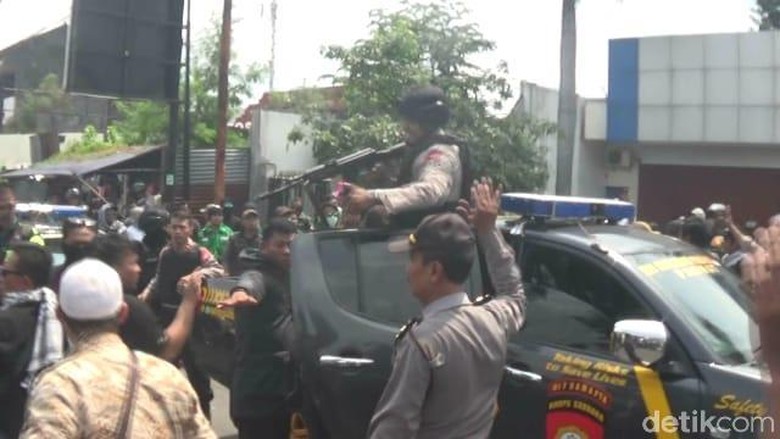 Polisi Lepas Tembakan Peringatan di Luar Gedung Acara Prabowo di DIY Polisi Lepas Tembakan Peringatan di Luar Gedung Acara Prabowo di DIY