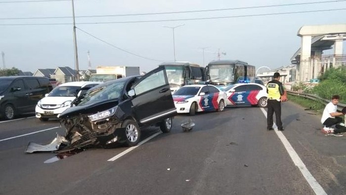 Mobil Tabrak MCB di Tol Japek karena Sopir Mengantuk, 4 Orang Terluka