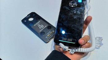 Perangkat ini pun telah tertanam baterai tambahan sebesar 2.000 mAh. (Foto: detikINET/Ardhi Suryadhi)