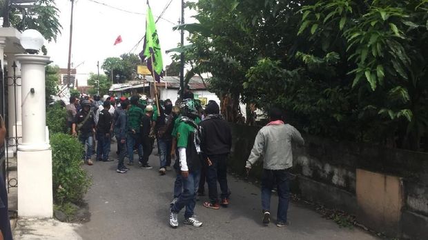 Kasihan! Mobil Roy Suryo Kena Imbas Ricuh di Depan Acara Prabowo di DIY