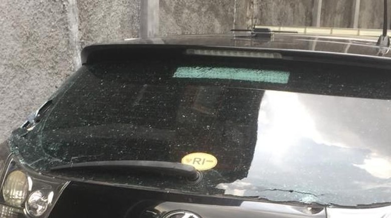 Kasihan! Mobil Roy Suryo Kena Imbas Ricuh di Depan Acara Prabowo di DIY Kasihan! Mobil Roy Suryo Kena Imbas Ricuh di Depan Acara Prabowo di DIY