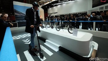 Dari booth Xiaomi tak cuma bisa dijumpai ponsel keluaran terbaru mereka, tetapi juga sepeda! Ya sepeda bahkan bisa dicoba oleh pengunjung. (Foto: detikINET/Adi Fida Rahman)