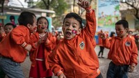 Sambil menunggu tak jarang anak-anak itu bercanda dan bermain bersama teman-teman lainnya. Carl Court/Getty Images.