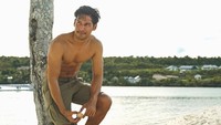 Gaya Richard Kyle di Pantai Wantopi. Di sana mereka juga berburu bulu babi di pinggir pantai dan menyantapnya (My Trip My Adventure)