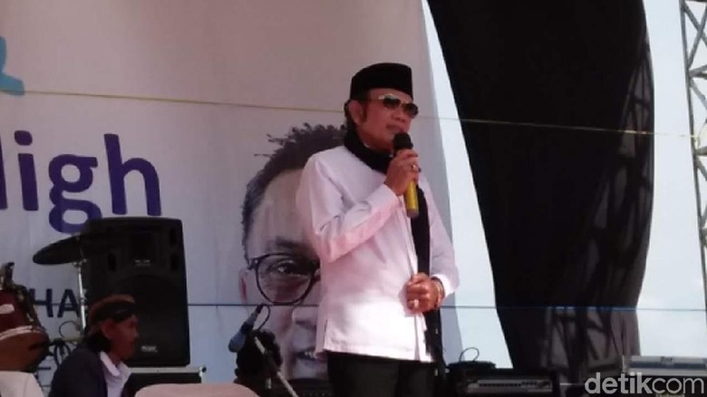 Rhoma Irama Ajak Warga Rembang Tak Golput Rhoma Irama Ajak Warga Rembang Tak Golput
