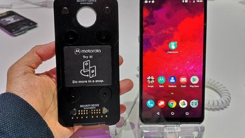 Disambangi detikcom di sela perhelatan Mobile World Congress (MWC) 2019 di Barcelona, Spanyol, alat untuk menyulap ponsel 4G menjadi 5G Motorola ini agak unik memang.  (Foto: detikINET/Ardhi Suryadhi)