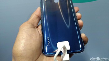 Penampakan warna Sky Blue yang dimiliki oleh Honor 10 Lite. Pilihan lain yang tersedia adalah Midnight Black. Foto: Muhamad Imron Rosyadi/detikINET