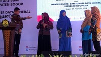 Jonan juga berdialog dengan warga yang rumahnya sudah terpasang gas bumi.