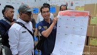 Pengecekan boks yang berisi surat suara Pemilu 2019 itu dilakukan Ketua KPU Kabupaten Bandung Agus Baroya didampingi Ketua Bawaslu Kabupaten Bandung Januar Solehudin dan Kapolres Bandung AKBP Indra Hermawan di Gudang Logistik KPU Kabupaten Bandung yang berada di Kampung Sawah, Kecamatan Soreang, Kabupaten Bandung.