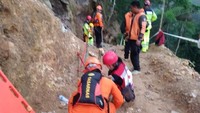 Foto: Jalur evakuasi juga menyusuri jalan di tepi lereng yang curam. Di sisi kanan jalan merupakan jurang. (Dok istimewa)