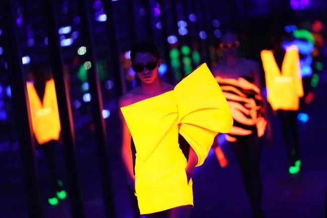 Peragaan yang digelar di halaman Menara Eiffel itu ditutup dengan penampilan busana bernuansa neon yang menyala-nyala di tengah kegelapan. (Foto: Pascal Le Segretain/Getty Images)