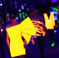 Peragaan yang digelar di halaman Menara Eiffel itu ditutup dengan penampilan busana bernuansa neon yang menyala-nyala di tengah kegelapan. (Foto: Pascal Le Segretain/Getty Images)