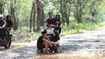 Melihat Pose ABG Cewek di Sumsel Jadi Foto Model di Jalan Rusak