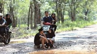 Ada yang berpose romantis dan seolah duduk santai di tepi danau. (Robby Ari Sanjaya-ist)