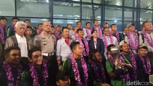 Tiba di Tanah Air: Timnas U-22 Dikalungi Bunga, Dikucuri Bonus
